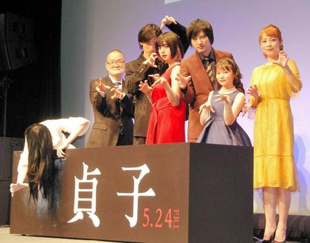 「貞子」イベントに登場した（左から）中田秀夫監督、清水尋也、池田エライザ、塚本高史、姫嶋ひめか、佐藤仁美＝東京・原宿クエストホール