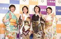 笑顔で手を振る四姉妹の（左から）水夏希、一路真輝、浅野ゆう子、瀬奈じゅん＝東京都中央区の明治座（撮影・園田高夫）