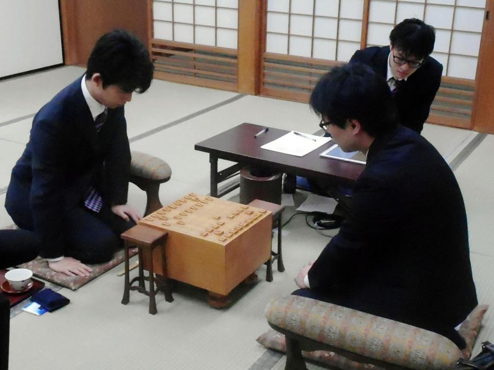 北浜健介八段（右）と令和初対局に挑んだ藤井聡太七段＝大阪・関西将棋会館