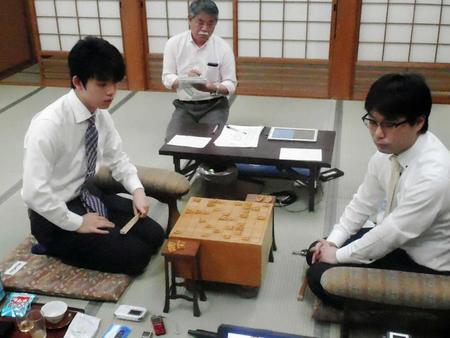 　「令和」初対局で北浜健介八段（右）に勝利した藤井聡太七段＝大阪・関西将棋会館