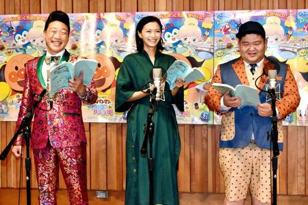 　（左から）ＡＮＺＥＮ漫才・みやぞん、榮倉奈々、ＡＮＺＥＮ漫才・あらぽん＝都内