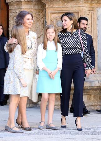 ソフィア王妃（左から２人目）が孫の王女２人と記念撮影する際、レティシア王妃（右端）の振る舞いが大きな話題となった＝２０１８年４月、スペイン・マジョルカ（提供・ＤＰＡ／共同通信社）