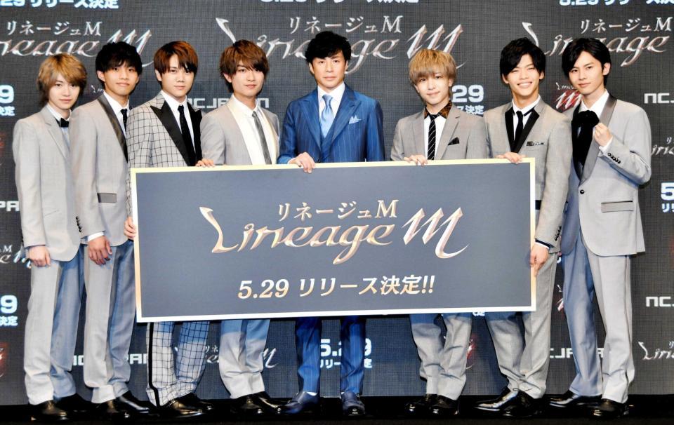 　大先輩の東山紀之（左から５人目）と初共演した「７ＭＥＮ侍」の（左から）今野大輝、五十嵐玲央、佐々木大光、本高克樹、（右から）矢花黎、菅田琳寧、中村嶺亜＝都内