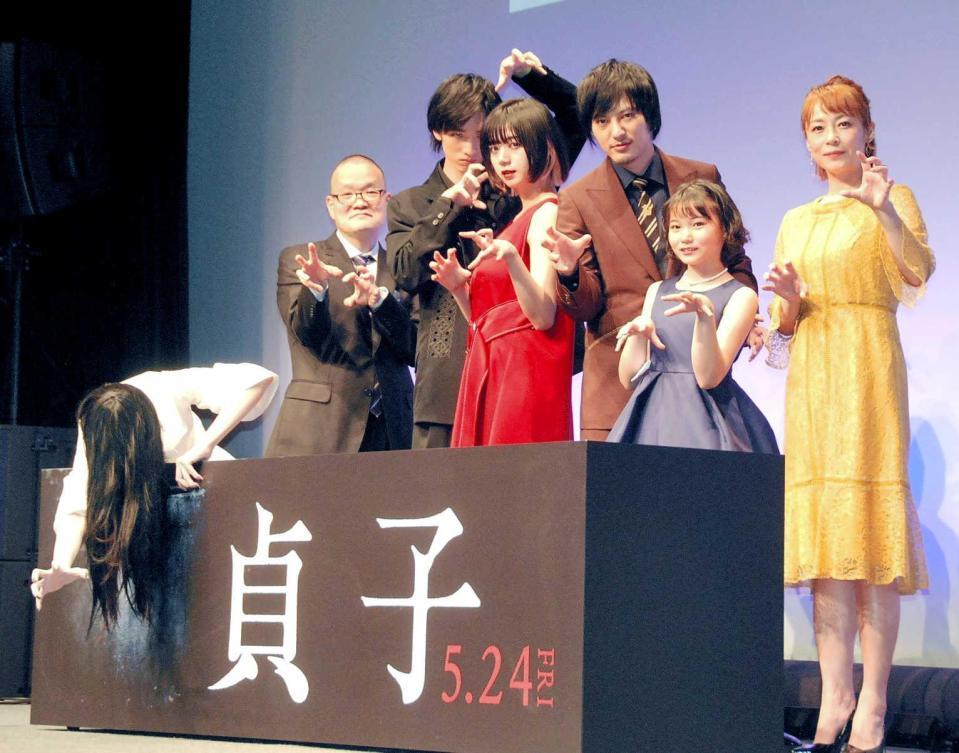 　「貞子」イベントに登場した（左から）中田秀夫監督、清水尋也、池田エライザ、塚本高史、姫嶋ひめか、佐藤仁美＝東京・原宿クエストホール