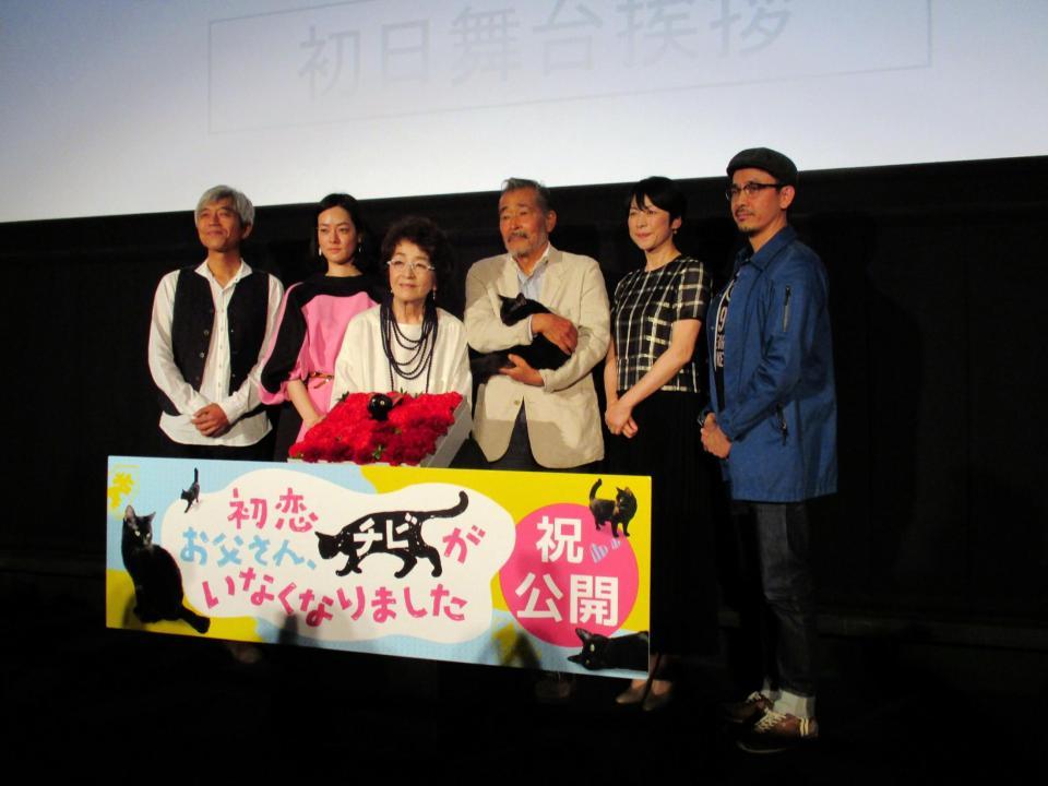 映画「初恋～お父さん、チビがいなくなりました」の初日舞台あいさつに登場した（左から）小市慢太郎、市川実日子、倍賞千恵子、猫のりんごを抱く藤竜也、西田尚美、小林聖太郎監督＝東京・新宿ピカデリー