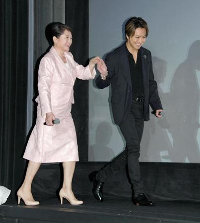 松坂慶子（左）の手を握り舞台上にエスコートするＴＡＫＡＨＩＲＯ＝ＴＯＨＯシネマズ日比谷（撮影・棚橋慶太）