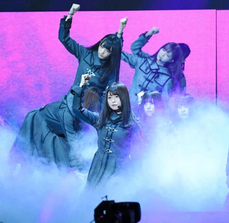 華麗なステージを披露する長濱ねる（中央）ら欅坂４６＝日本武道館（撮影・棚橋慶太）