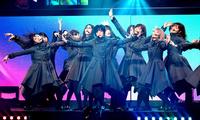 　息の合ったダンスを披露する平手友梨奈（中央）ら欅坂４６＝日本武道館（撮影・棚橋慶太）