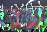 華麗なダンスを披露する平手友梨奈（中央）ら欅坂４６＝日本武道館（撮影・棚橋慶太）