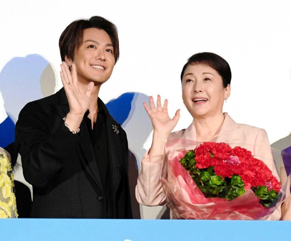 　笑顔で手を振るＴＡＫＡＨＩＲＯ（左）と松坂慶子＝ＴＯＨＯシネマズ日比谷