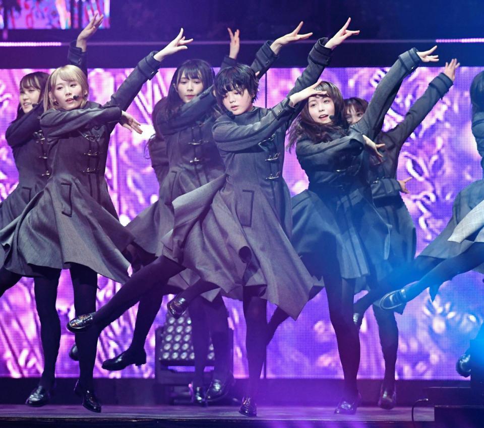 華麗なダンスを披露する平手友梨奈（中央）ら欅坂４６＝日本武道館（撮影・棚橋慶太）