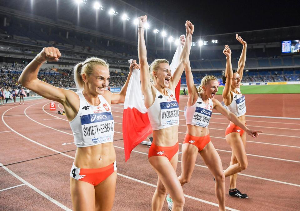 　女子１６００メートルリレーで優勝し、喜ぶポーランドの選手たち＝日産スタジアム