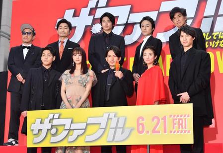 完成披露イベントに集った（前列左から）柳楽優弥、山本美月、岡田准一、木村文乃、福士蒼汰、（後列左から）江口カン監督、安田顕、向井理、木村了、佐藤浩市＝東京都新宿区内