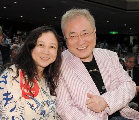 大相撲夏場所２日目を観戦に訪れた高須克弥氏（右）と西原理恵子さん＝両国国技館