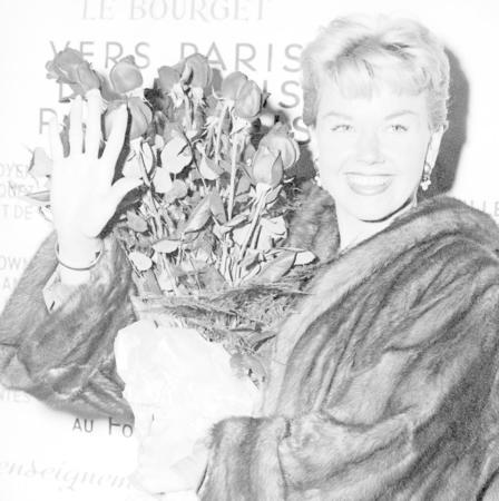 　パリの空港でバラの花束を持つドリス・デイさん＝１９５５年（ＡＰ＝共同）