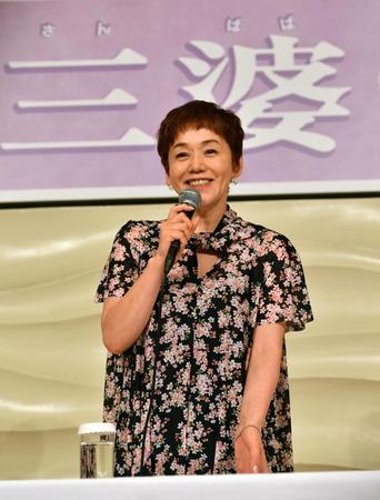 大人気喜劇「三婆」に出演する（左から）大竹しのぶ＝ヒルトン大阪（撮影・佐藤厚）