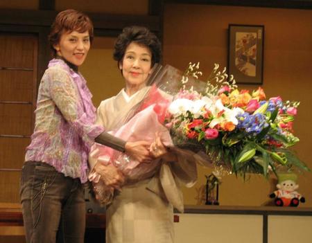 　ＮｅｗＯＳＫ日本歌劇団の表敬訪問を受けた京マチ子さん＝２００６年７月撮影