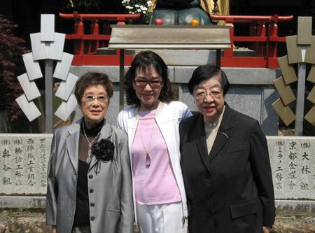 　赤木春恵さん（左）、石井ふく子氏（右）と京マチ子さん＝２００６年６月撮影