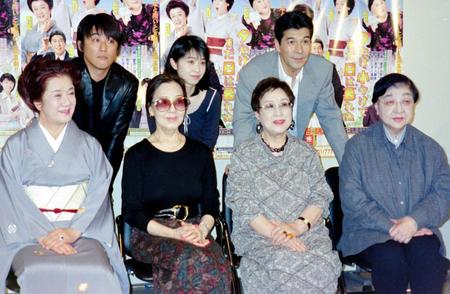 舞台の製作発表に出席した京マチ子さん（前列左から２人目）＝２００２年４月