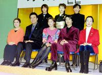 ＮＨＫドラマ「晴れ着、ここ一番」の発表会見に出席した京マチ子さん（前列右端）＝２０００年１月