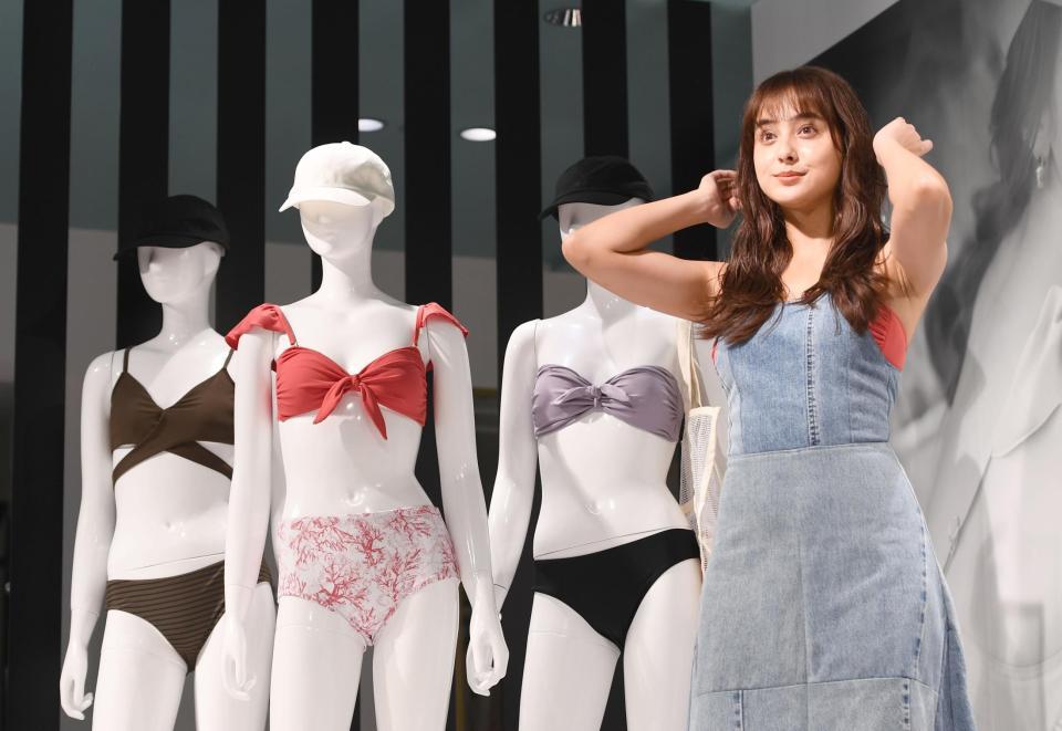 自身がプロデュースした水着を披露する石田ニコル＝西武渋谷店（撮影・園田高夫）