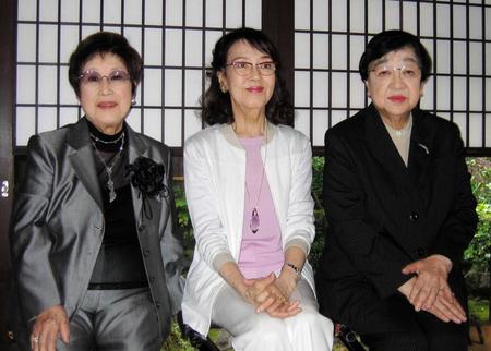 　２００６年６月、南座公演「ああ離婚」主演の（左から）赤木春恵さん、京マチ子さん、演出の石井ふく子氏＝京都市上京区、千本釈迦堂