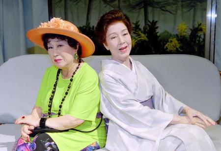 　２００２年５月、親友の赤木春恵さん（左）と京マチ子さん