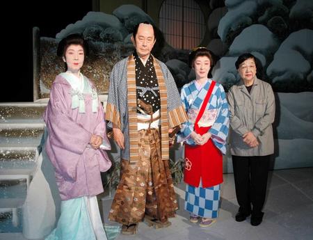 　２００６年８月、「女たちの忠臣蔵」囲み取材で（右から）石井ふく子氏、池内淳子さん、宇津井健さんと並ぶ京マチ子さん