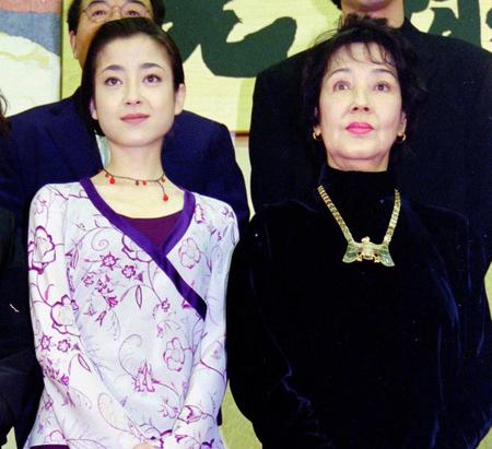 　１９９８年２月、大河ドラマ「元禄繚乱」の発表会見に宮沢りえ（左）らと出席した京マチ子さん