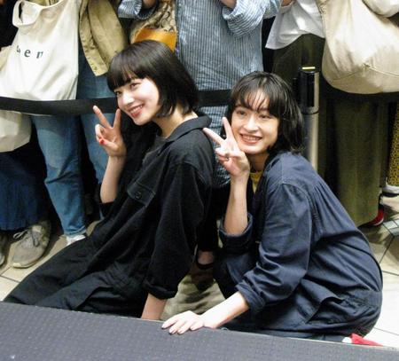 ラジオの公開収録イベントに出演した小松菜奈（左）と門脇麦＝大阪市内