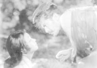 　１９５０年、映画「羅生門」の一場面。三船敏郎さん（右）と共演した京マチ子さん（角川映画提供）