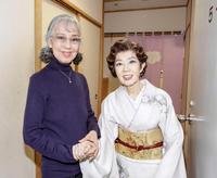 　２０１０年１月、舞台観劇後に森光子さん（右）と笑顔の京マチ子さん