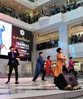 パフォーマンスを行うＳＵＰＥＲＮＯＶＡ＝東京・池袋サンシャインシティ噴水広場