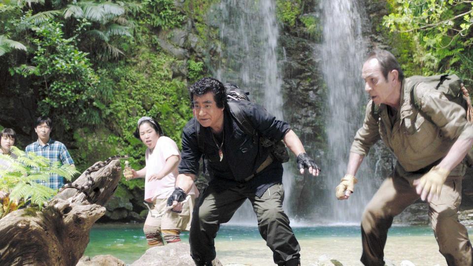 　サバイバルの達人として登場する（右から）トミー・リー・ジョーンズ、藤岡弘、