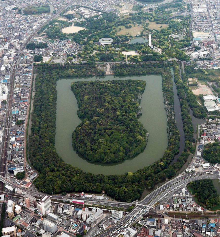 　世界文化遺産に登録が勧告された百舌鳥・古市古墳群の仁徳天皇陵古墳＝堺市（共同通信社ヘリから）