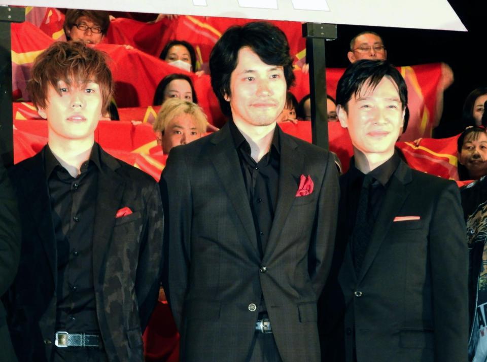 完成披露上映会に出席した（左から）早乙女太一、松山ケンイチ、堺雅人＝都内