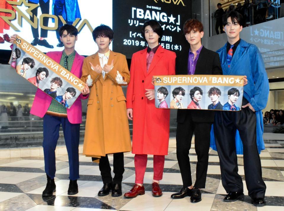 10年ぶりに“思い出の地”でイベントを行ったＳＵＰＥＲＮＯＶＡ（左から）ジヒョク、ユナク、ソンジェ、グァンス、ゴニル＝東京・池袋サンシャインシティ噴水広場