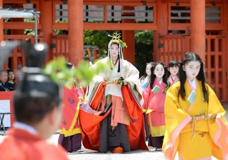 　下鴨神社に到着した葵祭のヒロイン「斎王代」の負野李花さん（中央）ら＝京都市