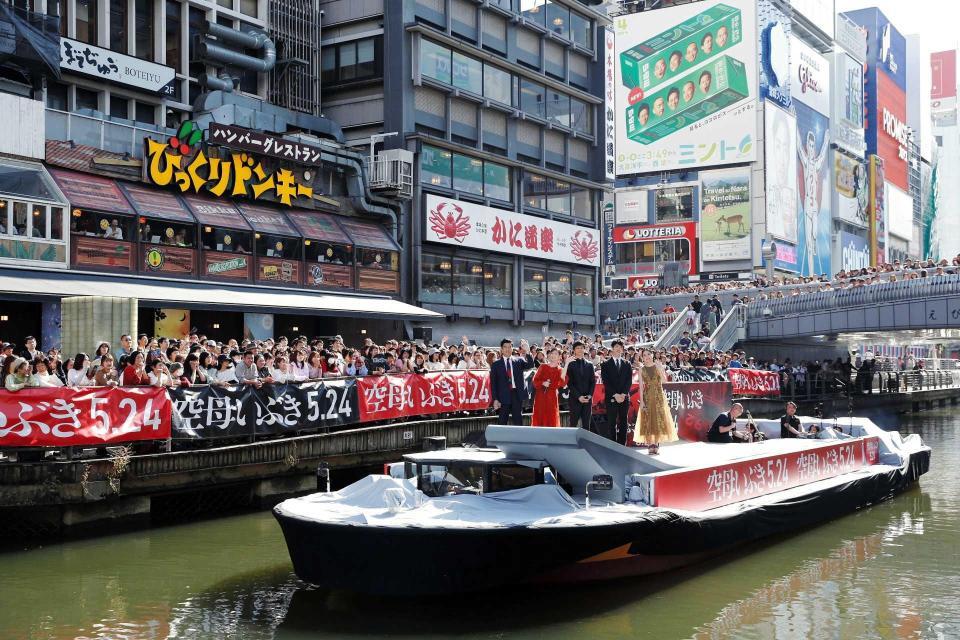 　出演者らは「いぶき」を模したステージ船で登場＝大阪・道頓堀川 