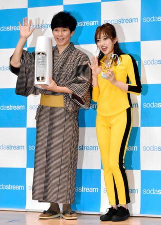 　「ソーダストリーム」の新製品発表会に登場した渡部建（左）、菊地亜美＝都内