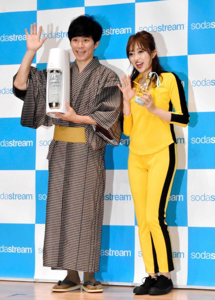 　「ソーダストリーム」の新製品発表会に登場した渡部建（左）、菊地亜美＝都内