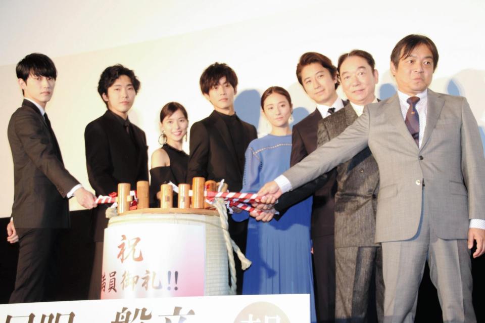 鏡割りを行う芳根京子、松坂桃李、木村文乃（左から３～５人目）＝東京・有楽町