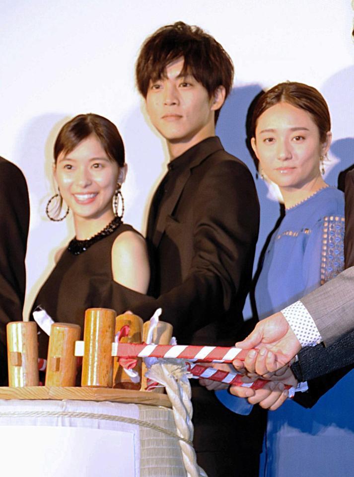 　鏡割りを行う（左から）芳根京子、松坂桃李、木村文乃＝東京・有楽町