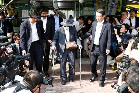 　任意の事情聴取を終え警視庁目白署を出る飯塚幸三元院長（中央）