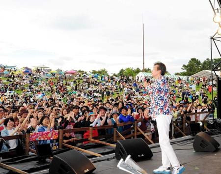 初出演の野外フェスで熱唱する前川清＝福岡・海の中道海浜公園　
