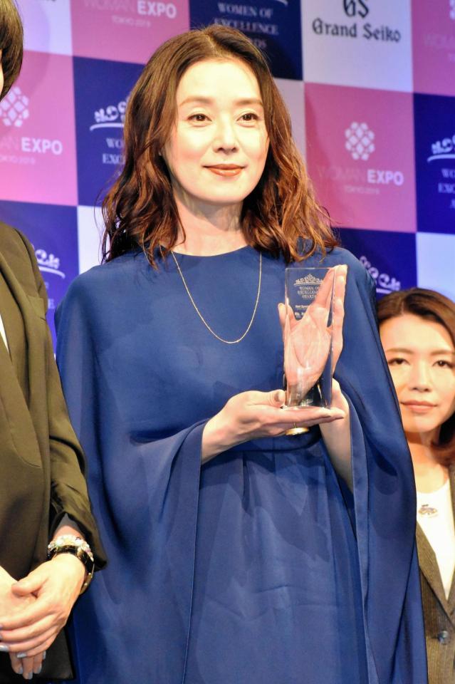 大塚寧々 夫と息子と３人でお酒を飲める幸せ 働く女性に贈られる賞を受賞 芸能 デイリースポーツ Online