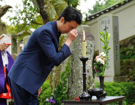 　明智光秀の菩提寺である西教寺を訪れた長谷川博己（撮影・石湯恒介）