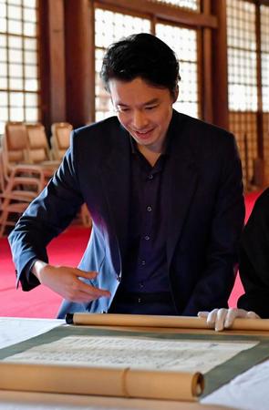 　明智光秀の菩提寺である西教寺を訪れた長谷川博己（撮影・石湯恒介）