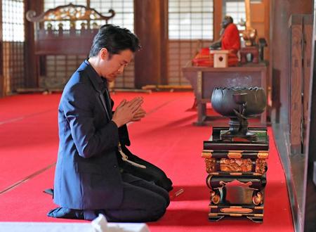 　明智光秀の菩提寺である西教寺を訪れた長谷川博己（撮影・石湯恒介）