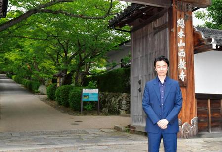 　明智光秀の菩提寺である西教寺を訪れた長谷川博己（撮影・石湯恒介）